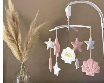 Musikmobile, Galgen, Spieluhr und Aufhängung, Muschelmodell, doppelter Baumwollgazestoff, pastellrosa und weiß mit goldenen Punkten