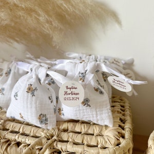 Sachets pour dragées, idéal cérémonie Baptême, communion, mariage. Gaze de coton, petites fleurs bleu et jaune. Pochons cadeaux invités.