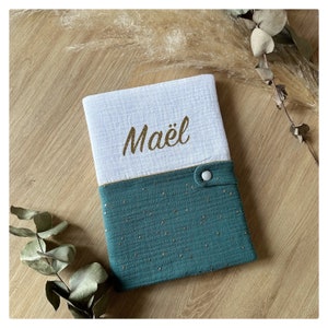 Funda para libreta de salud personalizada, gasa de algodón eucalipto con lunares dorados y blancos. Regalo de nacimiento ideal y original.