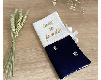 Protects the family book, in double cotton gauze with navy blue daisies. Original wedding/birth gift.
