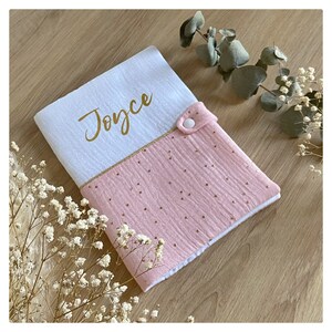 Personalisierter Einband für das Babygesundheitsheft, zartrosa Baumwollgaze mit goldenen und weißen Punkten. Originelles Babygeschenk. Klassisch/Einzigartig/Umstandsmode.