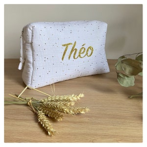 Trousse de toilette, blanche à pois dorés en double gaze de coton, personnalisable avec prénom.Soin de bébé.