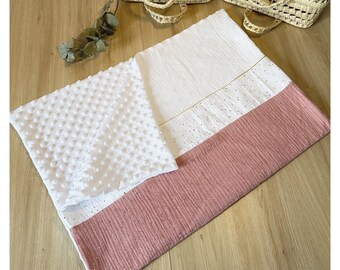 Couverture personnalisée pour bébé, en gaze de coton rose thé et tissu minky doudou.