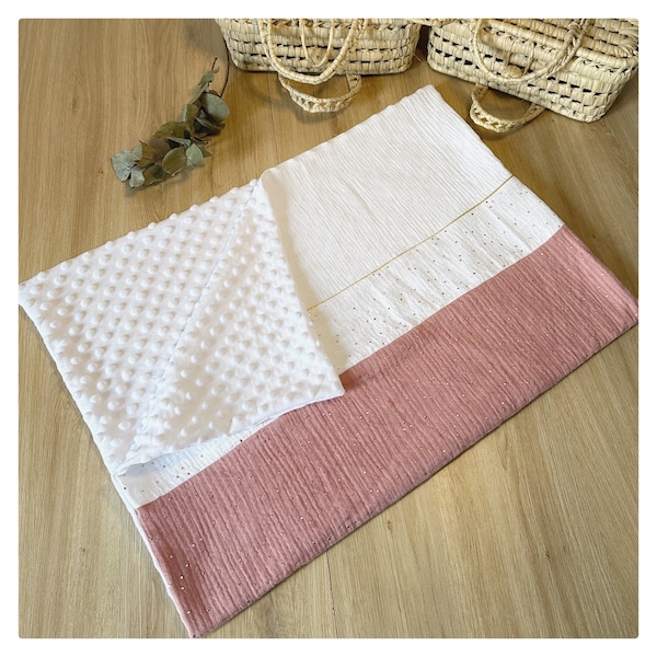 Couverture personnalisée pour bébé, en gaze de coton rose thé et tissu minky doudou.