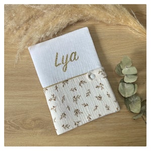 Personalisierter Einband für ein Baby-Gesundheitsheft, doppellagiger, weißer Baumwollstoff mit kleinen Salbeiblättern. Beige/Ecru/Salbeigrün/Ideales Babygeschenk.