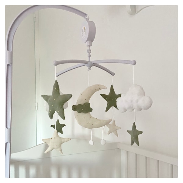 Mobile musical, décoration chambre d’enfant, lit bébé, la lune et ses étoiles, en gaze de coton vert sauge/ vert amande et beige, pois dorés