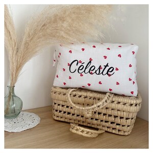 NOUVEAU Trousse de toilette en double gaze de coton petits cœurs rouge sur fond blanc. Soin de bébé. Unique et peut être personnalisée.