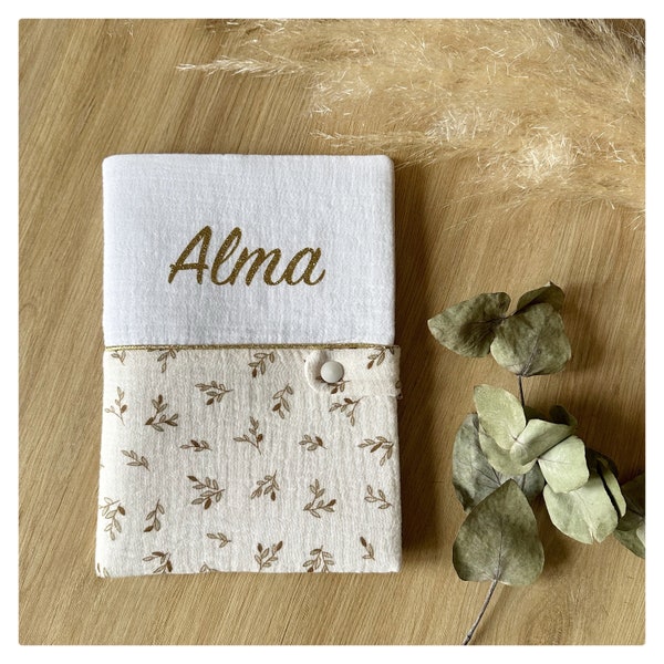 Protège carnet de santé personnalisé, double gaze de coton blanc et petit feuillage sauge. Petites feuilles. Cadeau de naissance idéal.