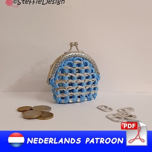 Könnte beinhalten: Eine handgefertigte blaue und silberne Geldbörse aus recycelten Getränkedosenlaschen und blauem Garn, mit einem Metallverschluss. Mehrere Münzen und Getränkedosenlaschen liegen um die Geldbörse herum. Der Text "SteffieDesign" ist ebenfalls zu sehen.