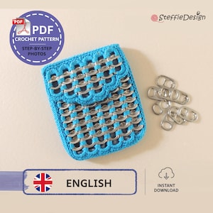 Op de afbeelding: Een handgemaakte blauwe gehaakte tas met zilverkleurige metalen accenten, mogelijk gemaakt van gerecyclede blikjeslipjes. De tas heeft een geschulpte rand en een klepsluiting. De tekst "PDF CROCHET PATTERN STEP-BY-STEP PHOTOS" is ook aanwezig.