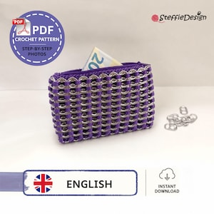 Op de afbeelding: Een handgemaakte paarse portemonnee gemaakt van gerecyclede blikjeslipjes, met een ritssluiting. De portemonnee bevat een biljet en wordt vergezeld door een paar losse lipjes. De tekst "PDF Crochet Pattern" en "English" is ook aanwezig.