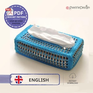 Op de afbeelding: Een turquoise gehaakte tissueboxhoes met een uniek ontwerp. De hoes is gemaakt van een combinatie van turquoise garen en zilveren metalen ringen. Witte tissues zijn zichtbaar. De tekst "CROCHET PATTERN" en "STEP-BY-STEP PHOTOS" is ook aanwezig.