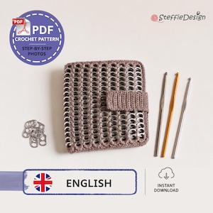 Op de afbeelding: Een haakpatroon voor een portemonnee gemaakt van gerecyclede materialen. De afbeelding toont een afgewerkte portemonnee, haaknaalden en de tekst "CROCHET PATTERN" en "STEP-BY-STEP PHOTOS". De portemonnee is een mix van zilver en bruin.