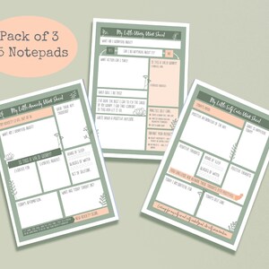 Può includere: Tre blocchi note A5 con una combinazione di colori verde salvia e pesca. I blocchi note sono intitolati "My Little Anxiety Work Sheet" e "My Little Self Care Work Sheet". I blocchi note hanno sezioni per la scrittura e suggerimenti per l'autoriflessione.