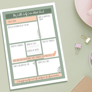 Può includere: Un foglio di lavoro stampabile sull'auto-cura con sezioni per tenere traccia dell'umore, delle affermazioni positive, dei pensieri negativi, delle ore di sonno, dei bicchieri d'acqua, della gratitudine e delle attività di auto-cura. Il foglio di lavoro ha uno schema di colori verde e pesca con illustrazioni floreali.