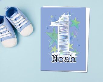 Op de afbeelding: Een blauwe kaart met een wit nummer één en de naam Noah in het zwart. Het nummer één is omringd door groene, blauwe en paarse sterren op een lichtblauwe achtergrond.
