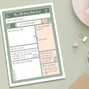 Può includere: Un foglio di lavoro stampabile verde e pesca intitolato "My Little Worry Work Sheet" con un diagramma di flusso per elaborare le preoccupazioni. Il foglio di lavoro include suggerimenti come "Di cosa mi preoccupo?", "Posso fare qualcosa al riguardo?", "Quale azione posso intraprendere?", "È questa una preoccupazione valida?", "Prove a favore", "Prove contrarie", "Quando farò questo?", "Ho fatto del mio meglio per risolvere la causa della mia preoccupazione, posso trovare conforto in questo e lasciarla andare", "Scrivi un risultato positivo", "Pratica l'auto-cura" e "Gestisci la tua mentalità".