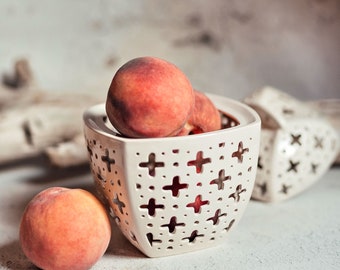 Bol à baies sculptées en céramique avec des trous Bol carré à fruits de cuisine fait main Bonbonnière rouge avec couvercle