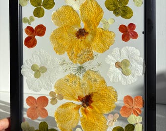 Gepresste Blumenkunst im Schattenfugenrahmen: Echtes getrocknetes Herbarium