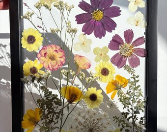 Gepresste Blumenkunst im Schattenfugenrahmen: Echtes getrocknetes Herbarium