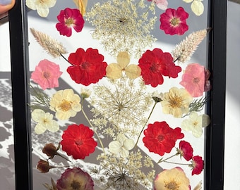 Gepresste Blumenkunst im Schattenfugenrahmen: Echtes getrocknetes Herbarium