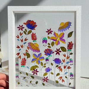 Gebrandschilderd glasbloem suncatcher: handgeschilderd raamdecor met wilde bloemen