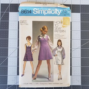 Könnte beinhalten: Simplicity Schnittmuster Nummer 8614, "Wie man näht" Muster, für junge Juniorinnen, Teenager und Damen. Das Muster enthält drei Figuren, die Kleider tragen. Das Kleid links ist ein Blumenmuster, das Kleid in der Mitte ist lila und das Kleid rechts ist weiß.