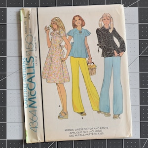Puede incluir: Patrón de costura vintage McCall's 4364 con ilustraciones de un vestido, un top y un pantalón. La portada muestra tres figuras con ropa de estilo años 70. El vestido es floral, el top es azul y los pantalones son amarillos y azules.