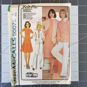 Könnte beinhalten: Ein Schnittmuster für eine Jacke, ein Oberteil, einen Rock, eine Hose und einen Schal. Das Schnittmuster heißt McCall's 5007 und ist für Damen und junge Damen. Das Schnittmuster ist für Strickstoffe und hat eine Strickpassform. Das Schnittmuster enthält drei Richtlinien, die auf das Schnittmuster gedruckt sind, um Ihnen zu helfen, Ihre Wahl des Strickstoffs abzustimmen.