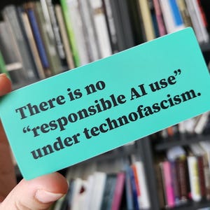 Il n'y a pas d'« utilisation responsable de l'IA » sous l'autocollant en vinyle technofascisme (4 po. de large)