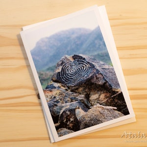 Petroglifo en espiral, tarjeta de felicitación en blanco del espíritu de la naturaleza. Fotografía del espíritu de la naturaleza por Atala Toy.