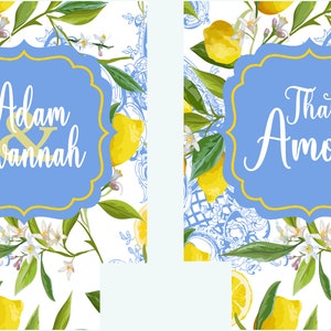 Puede incluir: Dos cajas de regalo de boda azules y doradas con un patr&oacute;n de limonero. Una caja dice "Adam & Savannah" y la otra dice "That's Amore".
