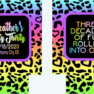 Puede incluir: Un colorido recuerdo de fiesta con un fondo de estampado de leopardo en tonos de azul, rosa, amarillo y verde. El dise&ntilde;o incluye el texto "Heather's Dirty Thirty" y "Three Decades of Fun Rolled Into One!"