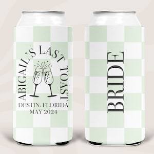 Puede incluir: Dos enfriadores de latas a cuadros blancos y verde claro. Uno dice "ABIGAIL'S LAST TOAST" con copas de champán y "DESTIN, FLORIDA MAY 2024". El otro dice "BRIDE" en texto negro.