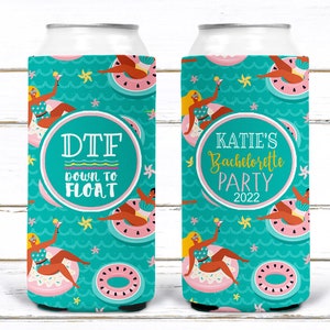 Puede incluir: Dos enfriadores de latas de color turquesa y rosa con un tema tropical. Un enfriador dice "DTF Down to Float" y el otro dice "Katie's Bachelorette Party 2022".