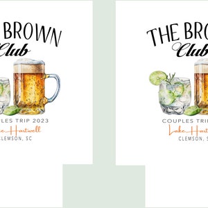 Pu&ograve; includere: Due refrigeratori per bevande con sfondo bianco. I refrigeratori presentano un'illustrazione in bianco e nero di una birra e un cocktail con una fetta di lime. Il testo "THE BROWN Club" &egrave; in cima al refrigeratore. Il testo "COUPLES TRIP 2023 Lake Hartwell CLEMSON, SC" &egrave; in fondo al refrigeratore.