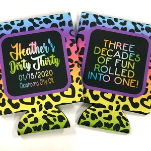 Puede incluir: Dos aislantes para bebidas con un dise&ntilde;o de estampado de leopardo colorido. Uno tiene el texto "Heather's Dirty Thirty" con una fecha y ubicaci&oacute;n. El otro dice "&iexcl;Tres d&eacute;cadas de diversi&oacute;n en una!"