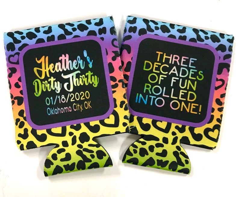 Puede incluir: Dos aislantes para bebidas con un dise&ntilde;o de estampado de leopardo colorido. Uno tiene el texto "Heather's Dirty Thirty" con una fecha y ubicaci&oacute;n. El otro dice "&iexcl;Tres d&eacute;cadas de diversi&oacute;n en una!"