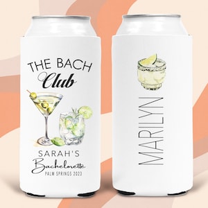 Pu&ograve; includere: Due refrigeratori per lattine bianchi con testo nero. Un refrigeratore presenta un bicchiere da martini, un gin tonic e il testo "The Bach Club, Sarah's Bachelorette, Palm Springs 2023". L'altro refrigeratore presenta un bicchiere di margarita e il testo "Marilyn".