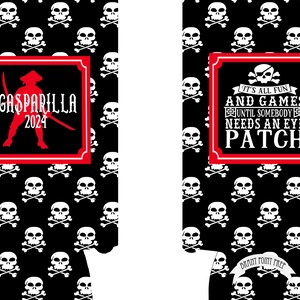 K&ouml;nnte beinhalten: Zwei schwarze Getr&auml;nkek&uuml;hler mit einem wei&szlig;en Totenkopf- und Knochenmuster. Die linke Seite zeigt ein rotes Quadrat mit einer Piratensilhouette und dem Text GASPARILLA 2024. Die rechte Seite zeigt ein rotes Quadrat mit dem Text IT'S ALL FUN AND GAMES UNTIL SOMEBODY NEEDS AN EYE PATCH.
