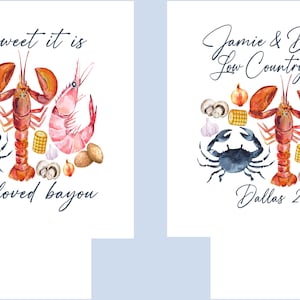Puede incluir: Un fondo blanco con una ilustraci&oacute;n de acuarela de un cangrejo, un camar&oacute;n y una langosta rodeados de ma&iacute;z, champi&ntilde;ones, cebollas y ajo. El texto "how sweet it is to be loved bayou" est&aacute; en la parte inferior de la imagen.