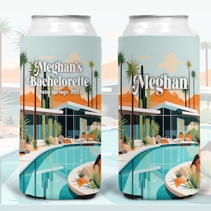 K&ouml;nnte beinhalten: Ein blauer und wei&szlig;er Getr&auml;nkedosenk&uuml;hler mit einer Grafik eines modernen Hauses aus der Mitte des Jahrhunderts mit einem Pool und Palmen. Der Text "Meghan's Bachelorette Palm Springs 2024" befindet sich auf dem K&uuml;hler.