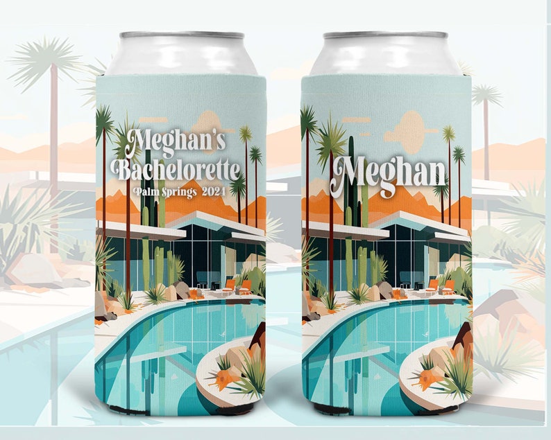 K&ouml;nnte beinhalten: Ein blauer und wei&szlig;er Getr&auml;nkedosenk&uuml;hler mit einer Grafik eines modernen Hauses aus der Mitte des Jahrhunderts mit einem Pool und Palmen. Der Text "Meghan's Bachelorette Palm Springs 2024" befindet sich auf dem K&uuml;hler.