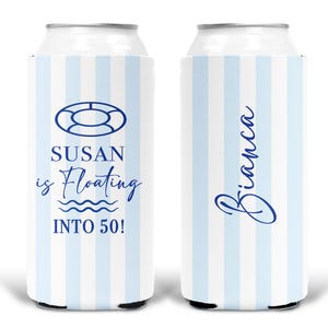 Peut inclure: Deux manchons isothermes pour canettes à rayures blanches et bleu clair. L'un porte le texte "SUSAN is Floating INTO 50!" avec un motif de bouée de sauvetage. L'autre porte le nom "Bianca" en cursive.