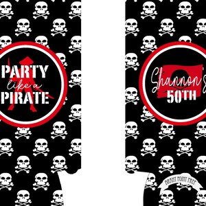 K&ouml;nnte beinhalten: Zwei schwarz-wei&szlig;e Getr&auml;nkek&uuml;hler mit einem sich wiederholenden Totenkopf- und Knochenmuster. Die linke Seite zeigt einen roten Kreis mit dem Text PARTY LIKE A PIRATE und einer Piratensilhouette. Die rechte Seite zeigt einen roten Kreis mit dem Text Shannon's 50TH.