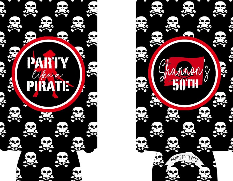 K&ouml;nnte beinhalten: Zwei schwarz-wei&szlig;e Getr&auml;nkek&uuml;hler mit einem sich wiederholenden Totenkopf- und Knochenmuster. Die linke Seite zeigt einen roten Kreis mit dem Text PARTY LIKE A PIRATE und einer Piratensilhouette. Die rechte Seite zeigt einen roten Kreis mit dem Text Shannon's 50TH.