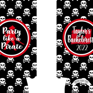 K&ouml;nnte beinhalten: Zwei schwarze Dosenk&uuml;hler aus Neopren mit einem sich wiederholenden Muster aus wei&szlig;en Totenk&ouml;pfen und gekreuzten Knochen. Der linke K&uuml;hler hat ein rotes kreisf&ouml;rmiges Emblem mit dem Text Party like a Pirate, der rechte Taylor's Bachelorette 2022.