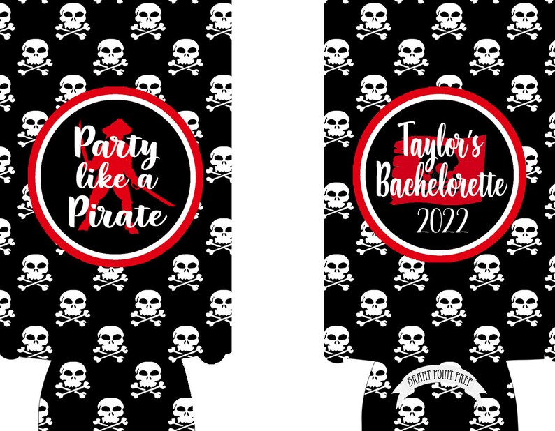 K&ouml;nnte beinhalten: Zwei schwarze Dosenk&uuml;hler aus Neopren mit einem sich wiederholenden Muster aus wei&szlig;en Totenk&ouml;pfen und gekreuzten Knochen. Der linke K&uuml;hler hat ein rotes kreisf&ouml;rmiges Emblem mit dem Text Party like a Pirate, der rechte Taylor's Bachelorette 2022.