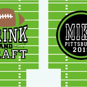 Pode incluir: Um design de campo de futebol verde e branco com uma bola de futebol marrom e o texto "DRINK AND DRAFT". Do lado direito da imagem h&aacute; um c&iacute;rculo preto com texto branco que diz "MIKE PITTSBURGH 2019".