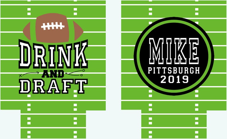 Pode incluir: Um design de campo de futebol verde e branco com uma bola de futebol marrom e o texto "DRINK AND DRAFT". Do lado direito da imagem h&aacute; um c&iacute;rculo preto com texto branco que diz "MIKE PITTSBURGH 2019".